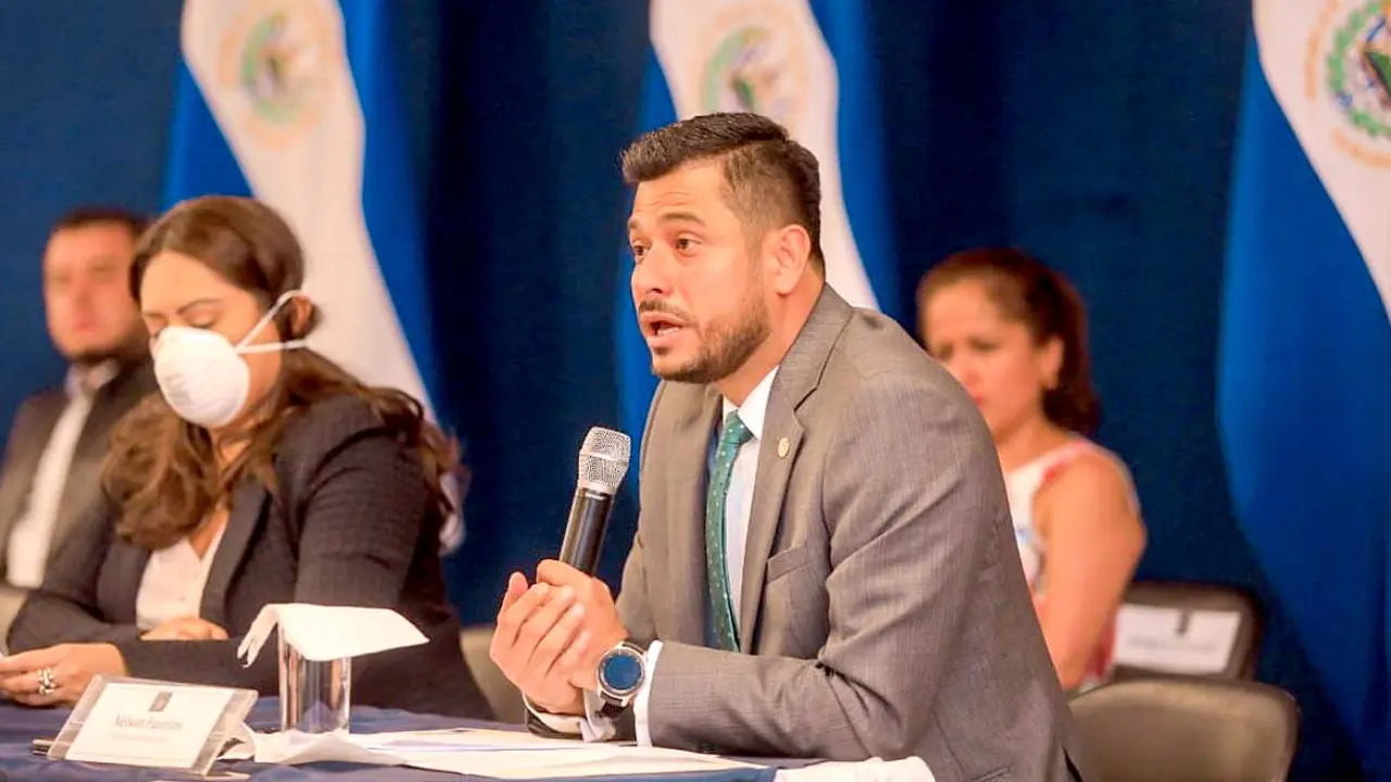 Ministro de Hacienda Carlos Fuentes