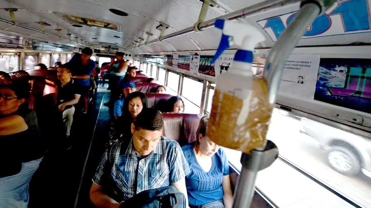 Buses y microbuses con pasajeros sentados 1