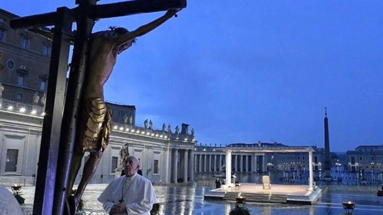 Papa Francisco orando