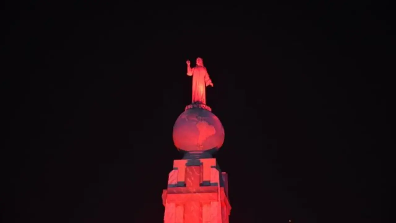 El Salvador del Mundo en Rojo