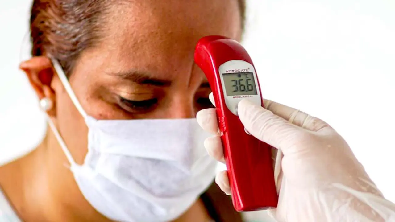 Salud tomando pruebas de temperatura coronavirus