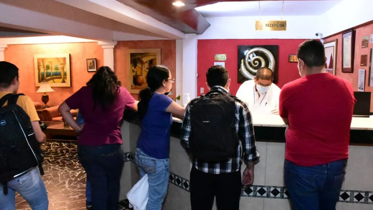 M&eacute;dicos y enfermeras en hotel