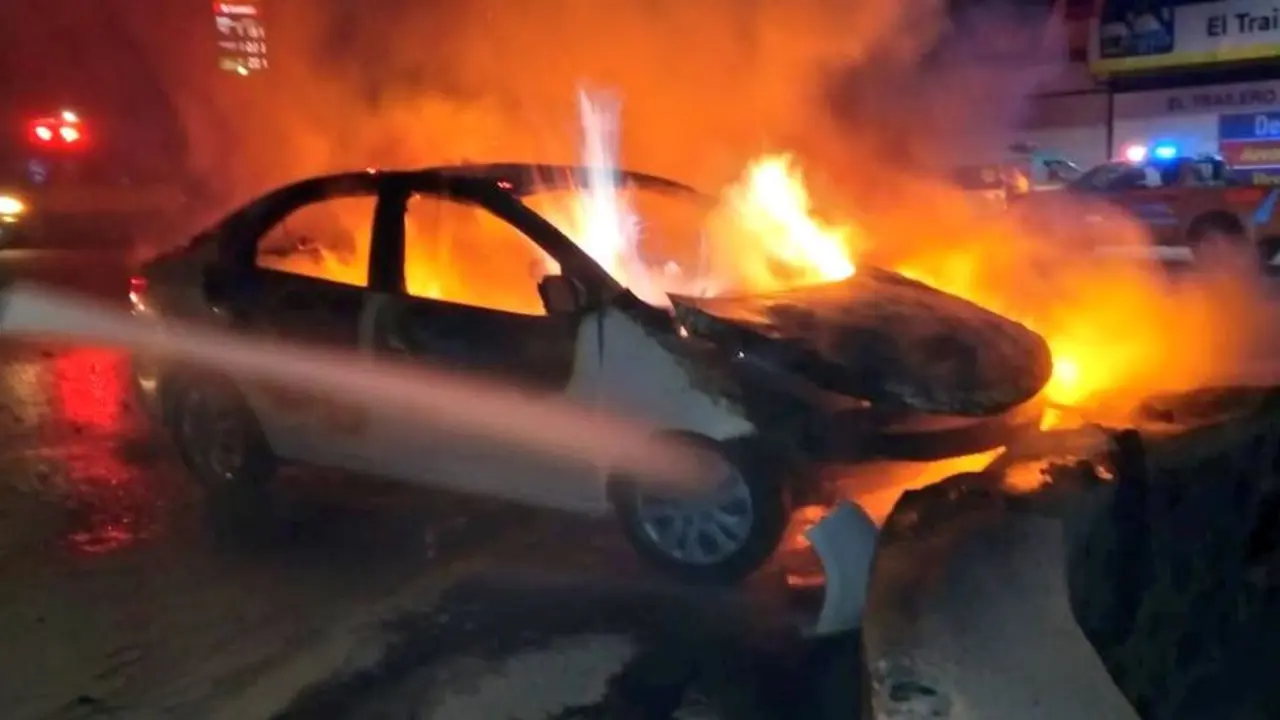 Veh&iacute;culo incendiado en San Mart&iacute;n