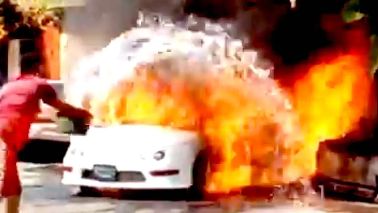 Vehiculo en llamas en Soyapango 1