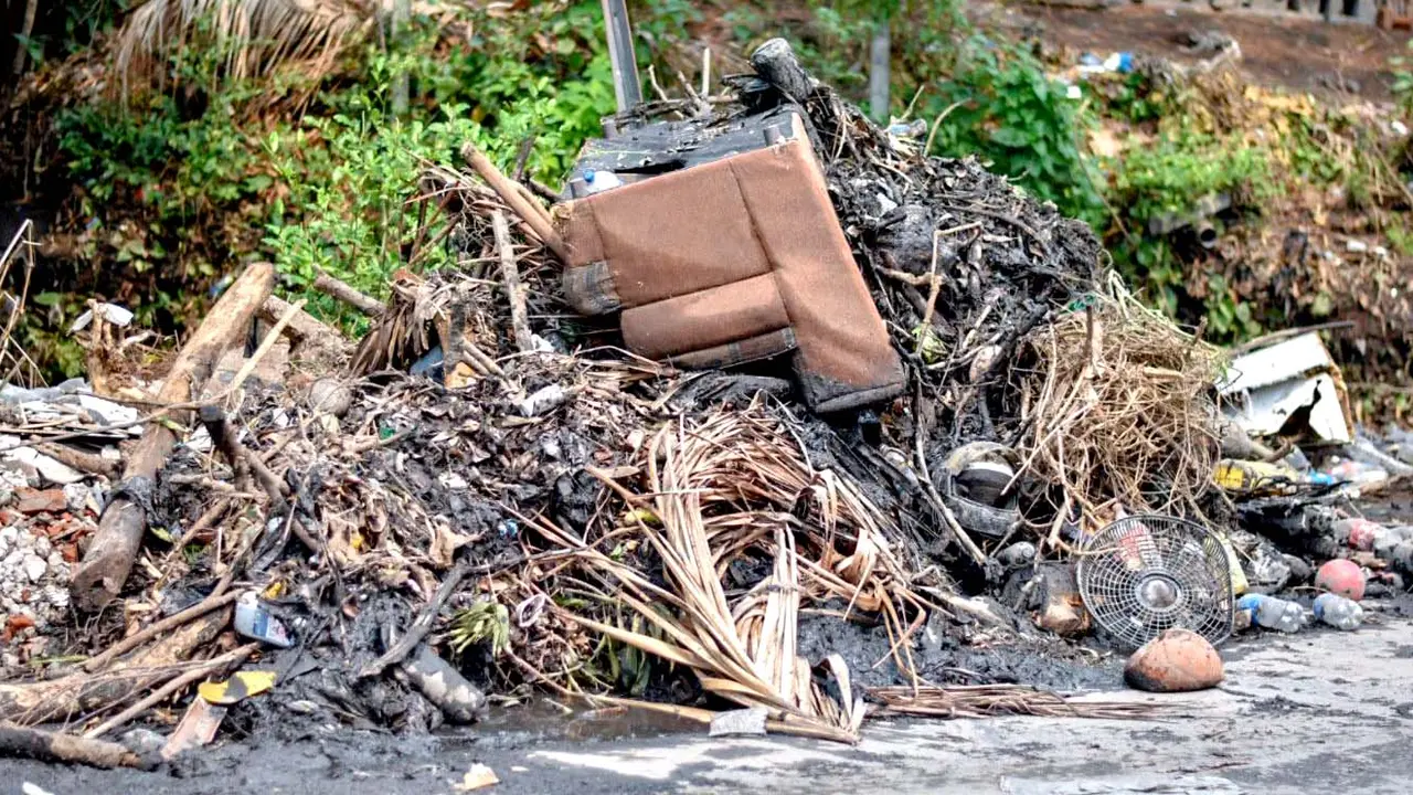 Basura en quebradas de Quezltepeque 1