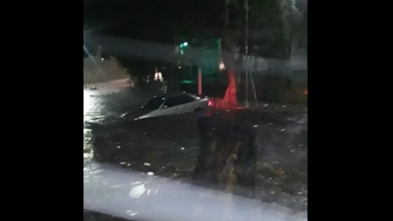 Carro ahogado en la Santa Luc&iacute;a