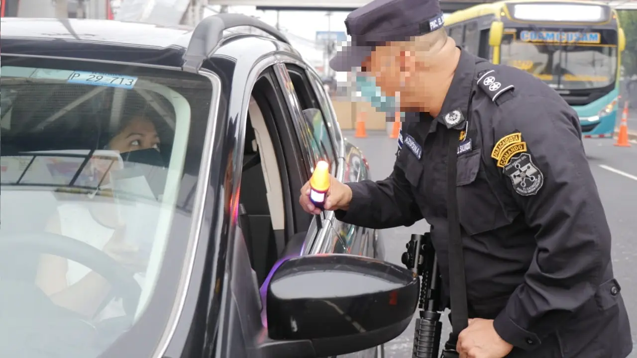 Polic&iacute;a Verificando carta de trabajo