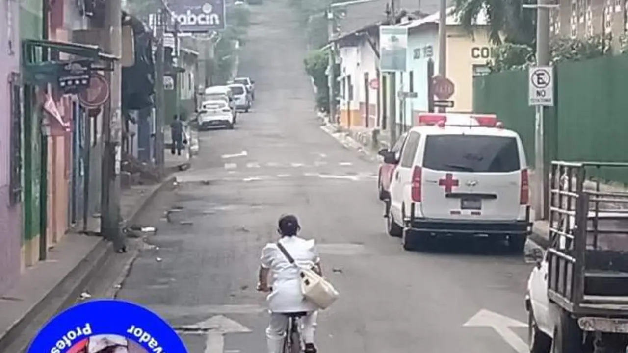 enfermera en bicicleta2