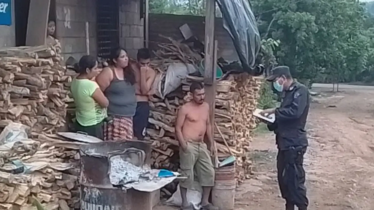 Polic&iacute;as predicando la palabra de Dios