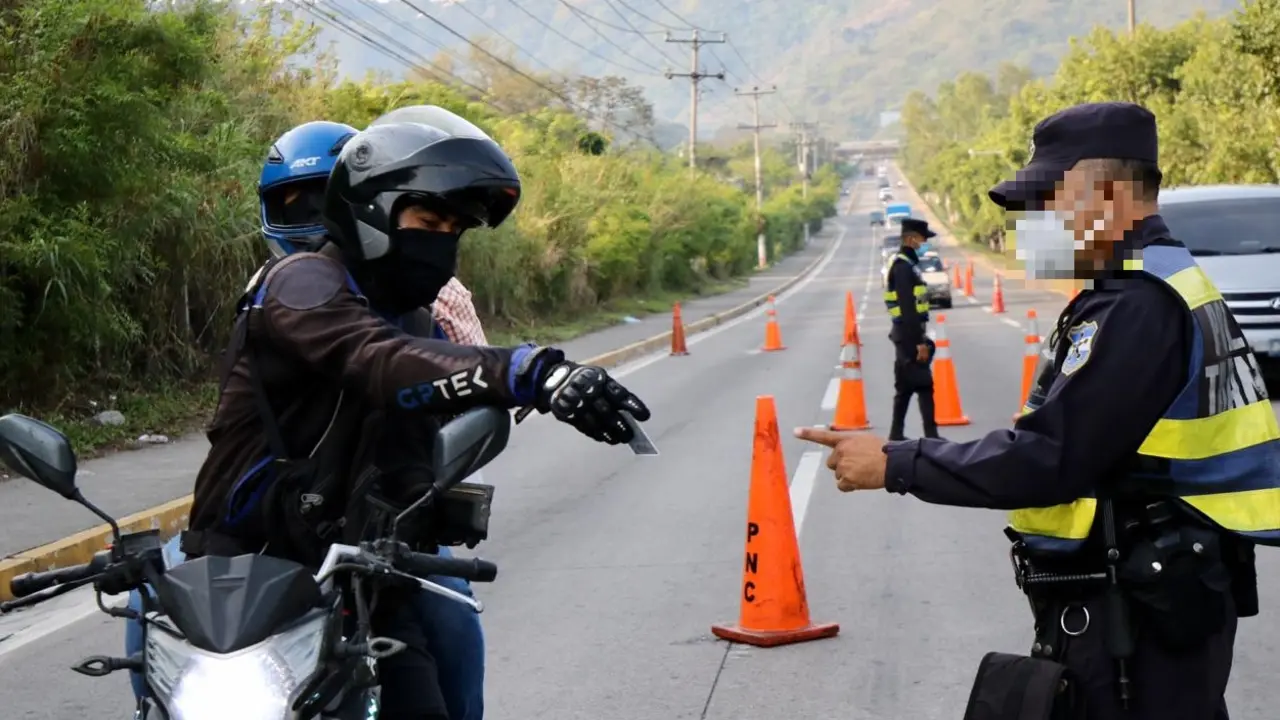 Polic&iacute;a en control vehicular