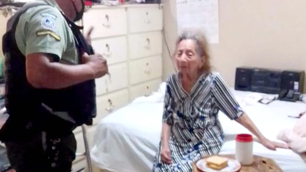 Ayudan a una anciana de 92 a&ntilde;os en Santa Tecla 2