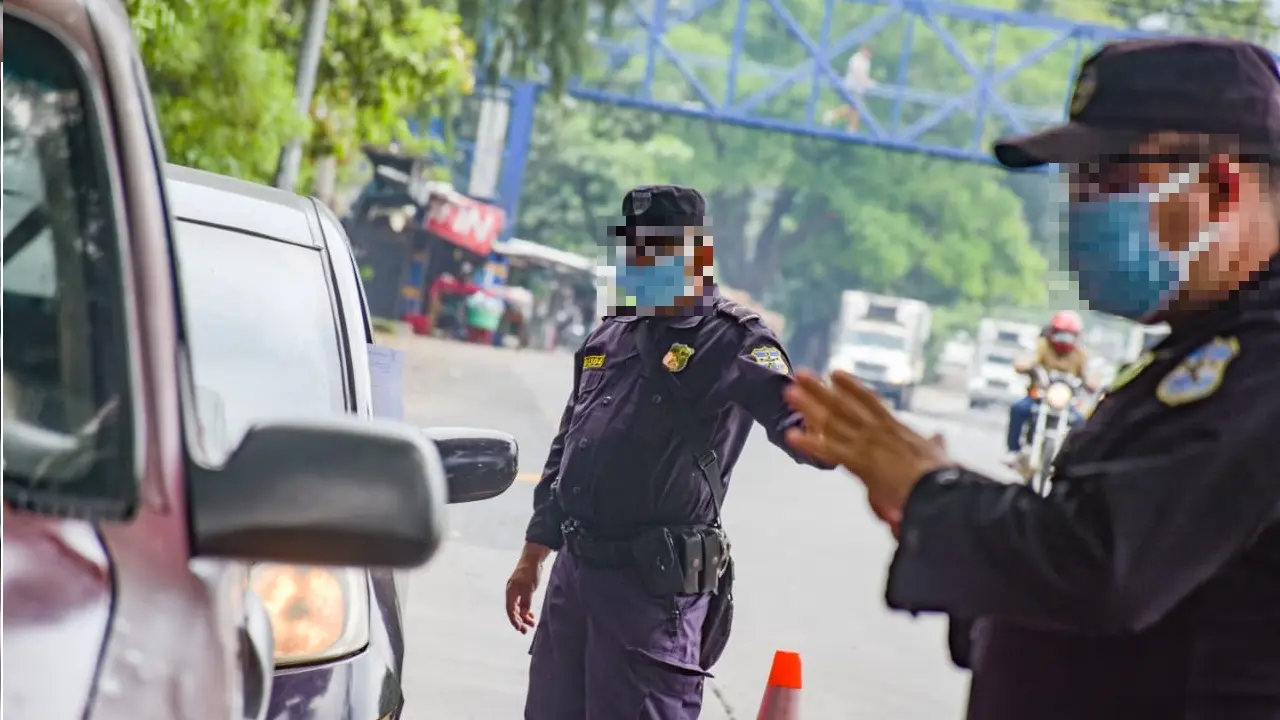 Polic&iacute;as en controll vehicular