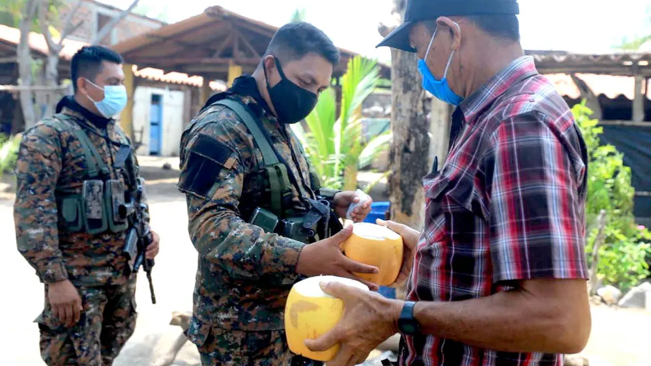 Hombre regala cocos a militares en Usulut&aacute;n 1