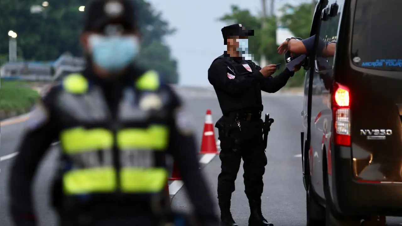 Polic&iacute;as en controles vehiculares 2