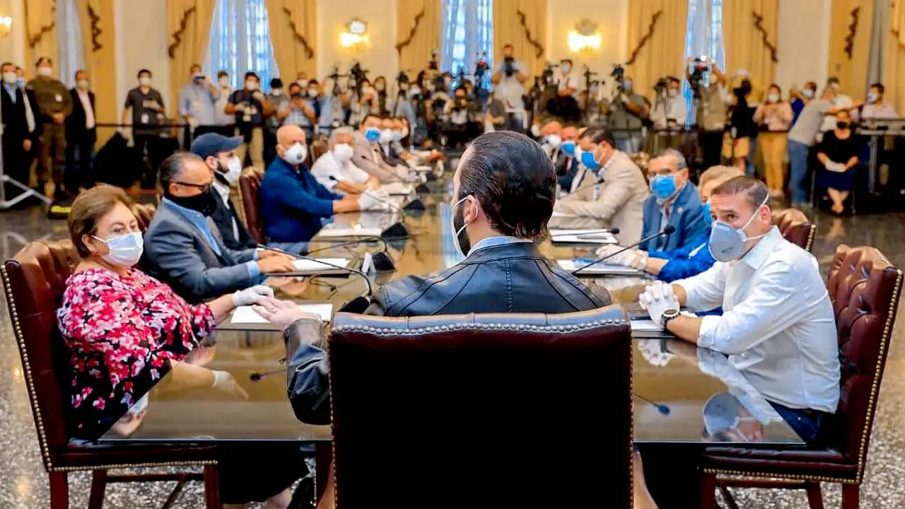 Bukele se reune con los alcaldes