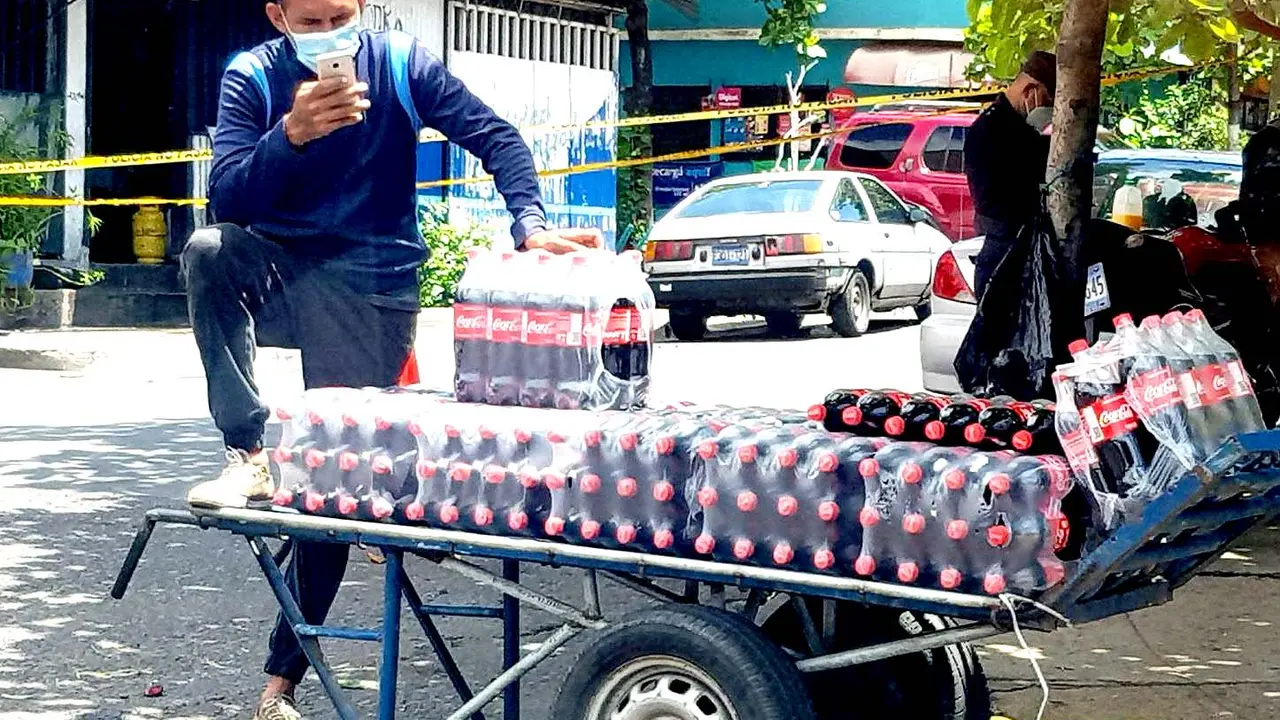 Vendedores informales cambia las frutas y verduras por la coca cola  2