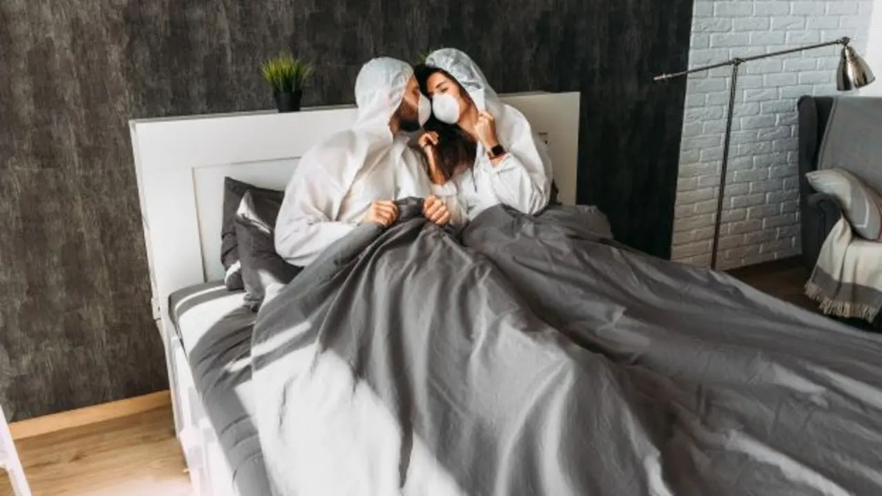 Pareja con mascarillas