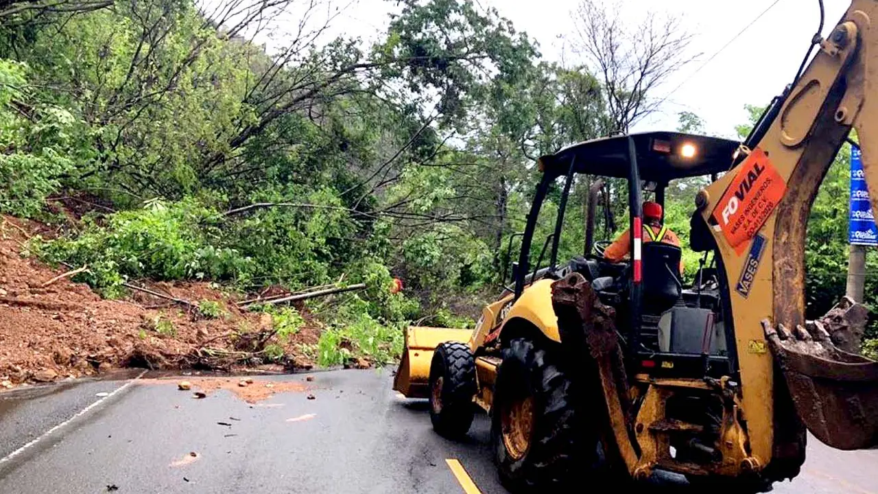 Derrumbe en calle Chirilagua a San Miguel