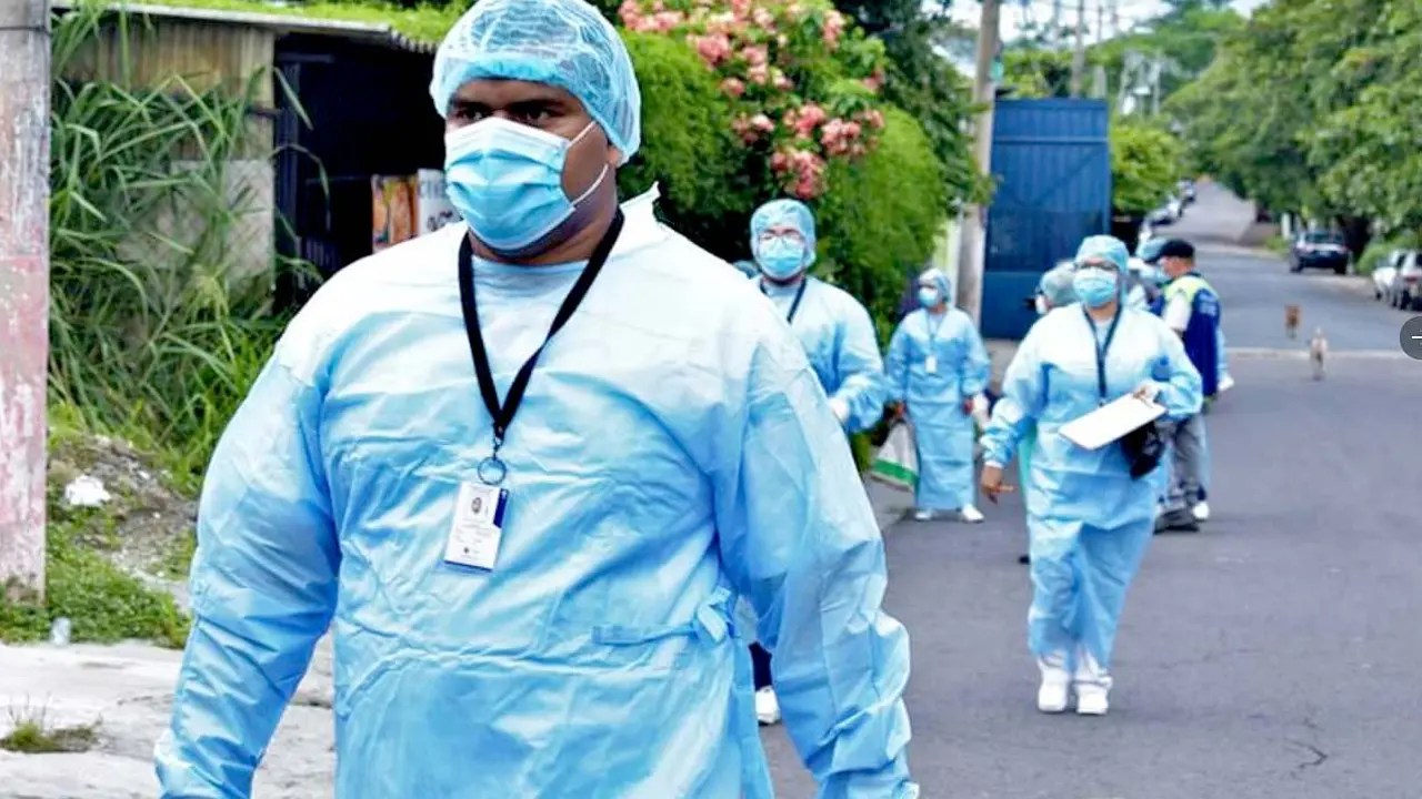Equipos de la comuna tomando pruebas de temperatura en colonia Los Alpez