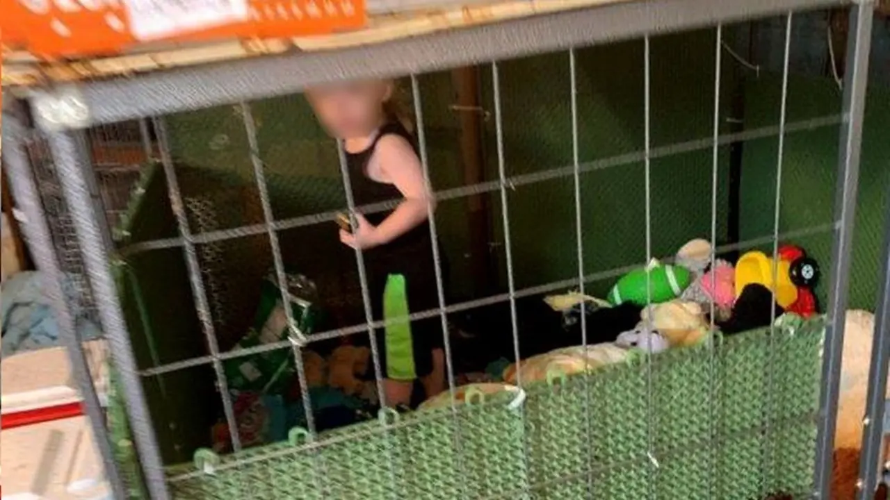 Ni&ntilde;o dentro de jaula