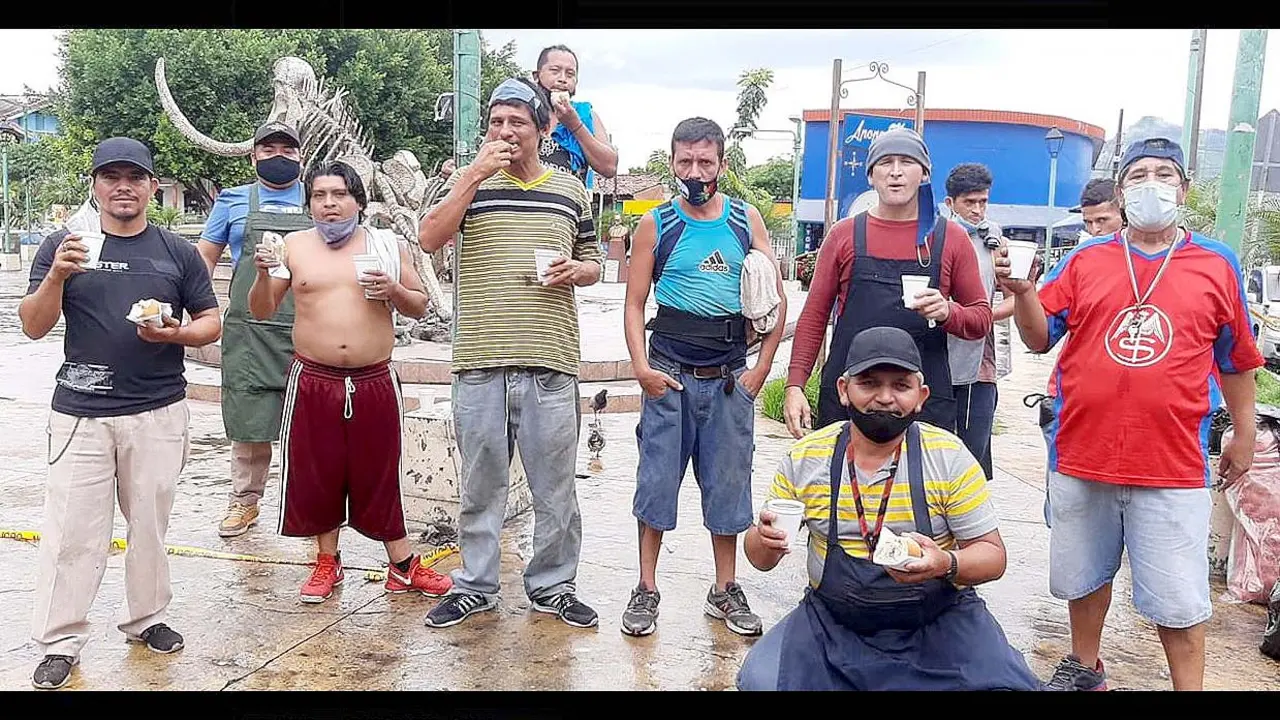Ayudan ab bulteros de Apopa Foto tomada de Leoncio Isaac