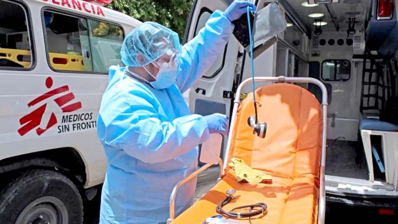 Personal m&eacute;dico en Soyapango Foto tomada de M&eacute;dicos Sin Fronteras