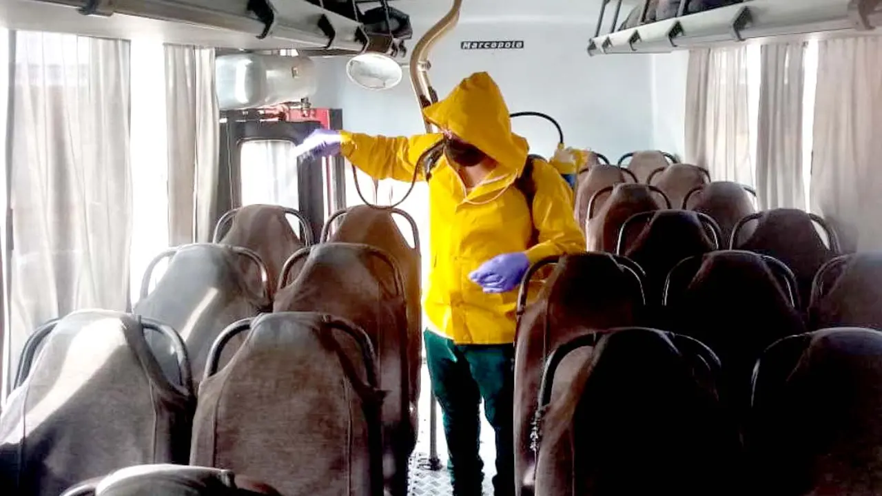 Desinfectan buses que brindar servicio de transporte a personal de salud Foto tomada VMT