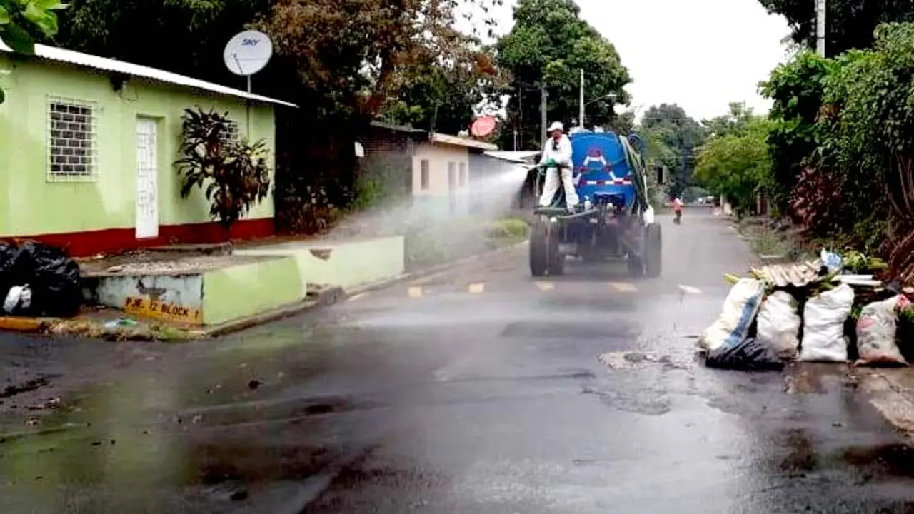 Persona municipal desinfecta calles de Col&oacute;n Foto tomada de la alcald&iacute;a