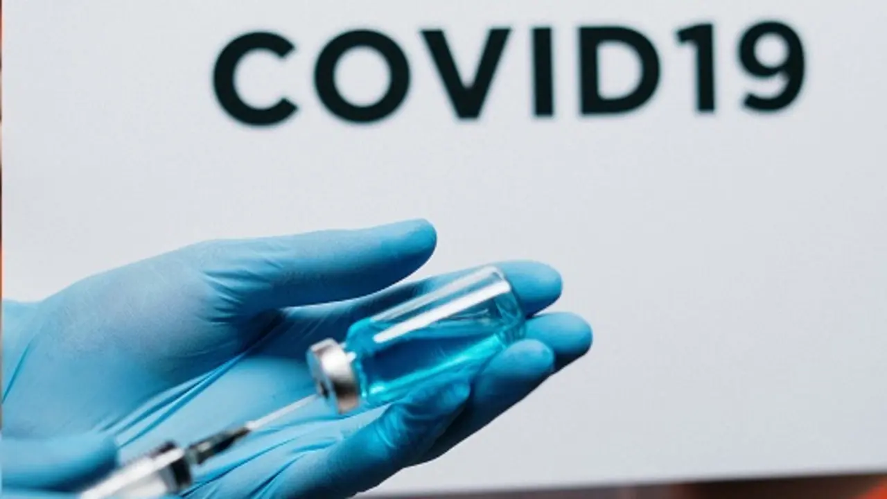 person-holding-syringe-3952224