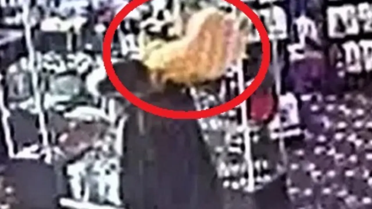 Hombre robando en una sex shope