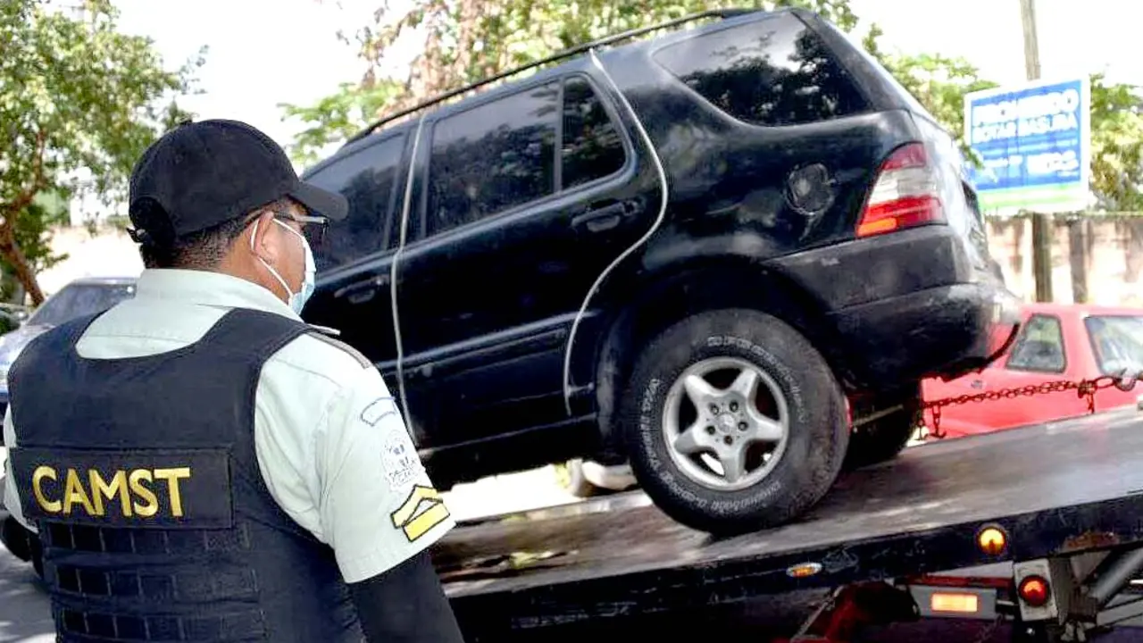 Retiro de carros abandonados en Santa Tecla 1 Foto tomada de la alcald&iacute;a tecle&ntilde;a