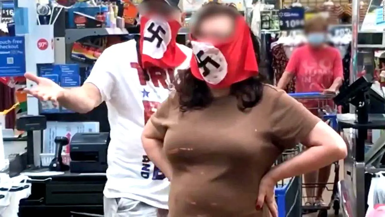 Proh&iacute;ben a pareja ingresar a Walmart Foto tomada de CNN