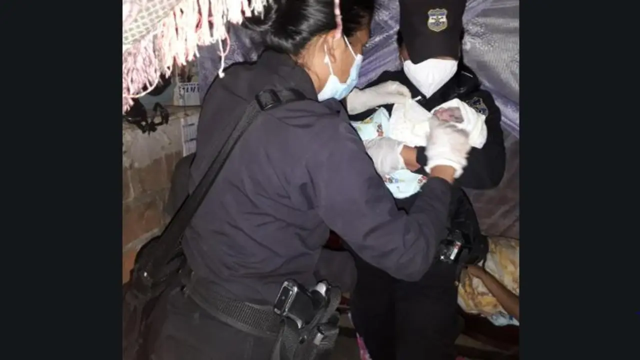 Mujeres polic&iacute;as atendiendo parto