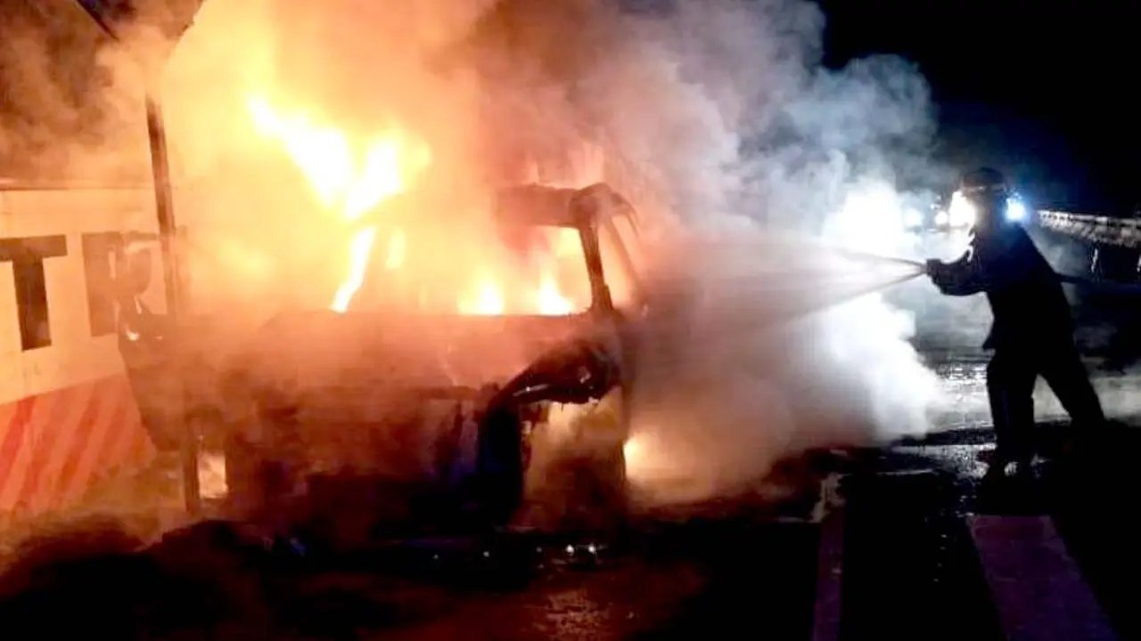 Incendio en veh&iacute;culo foto tomada de Bomberos 2