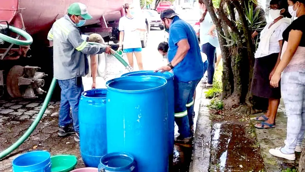 Afectados por la falta de agua en Soyapango Foto tomada de la alcald&iacute;a de Soyapango