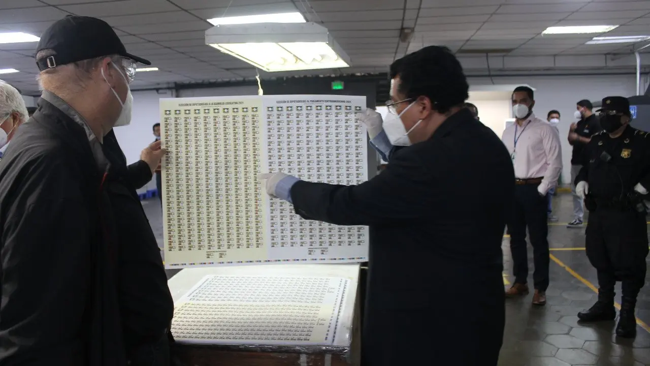 TSE verificando papeletas