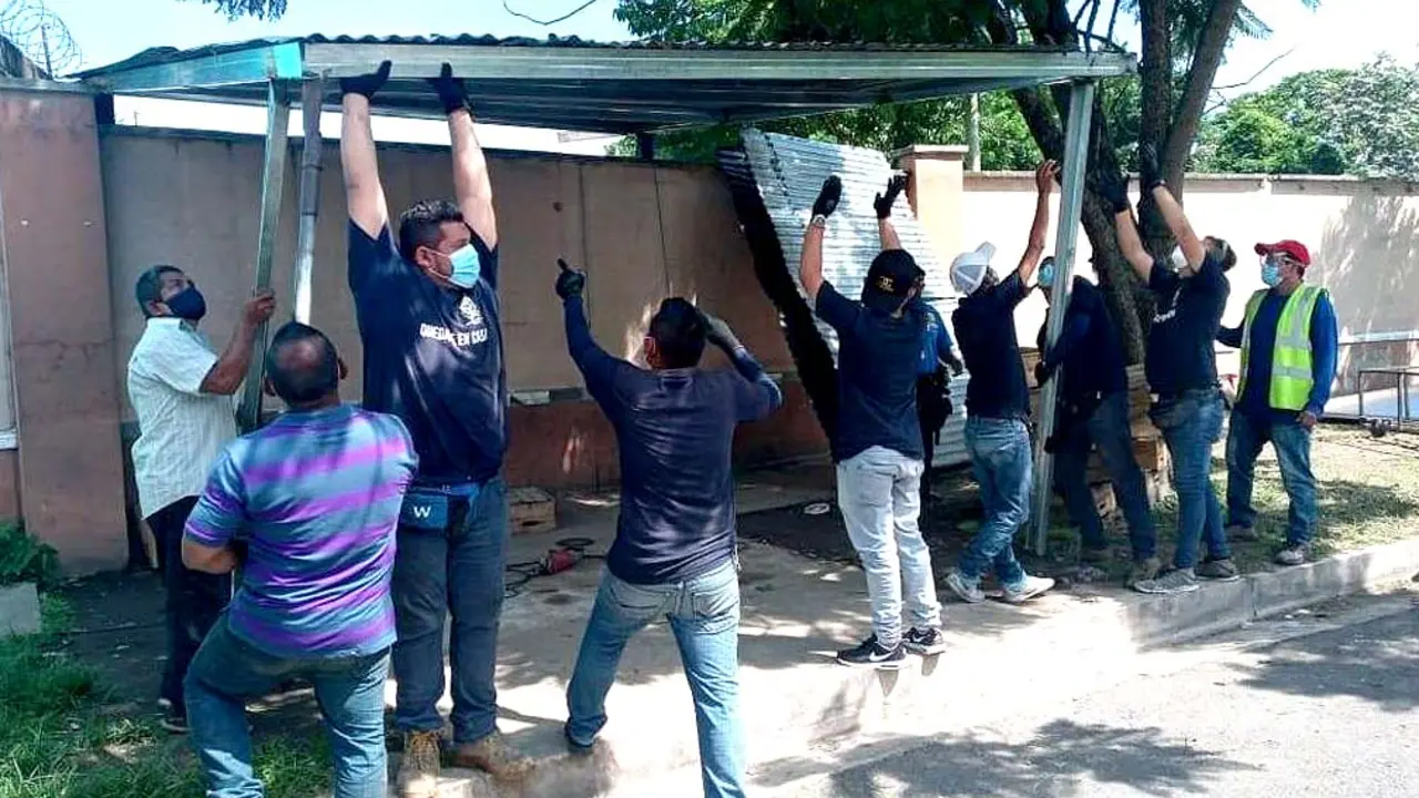 Champas de ventas informales en aceras Foto tomada de la alcald&iacute;a de Col&oacute;n 1