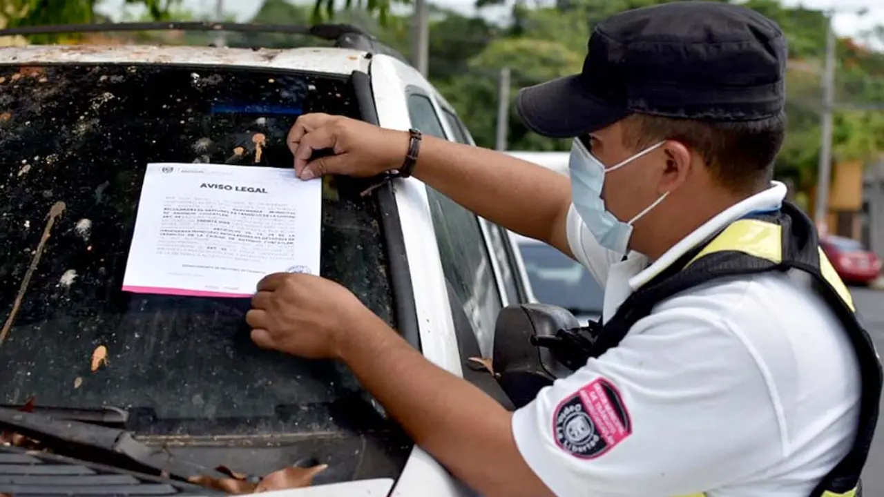 Veh&iacute;culos abandonados en Antiguo Cuscatl&aacute;n Foto tomada de la alcald&iacute;a 1