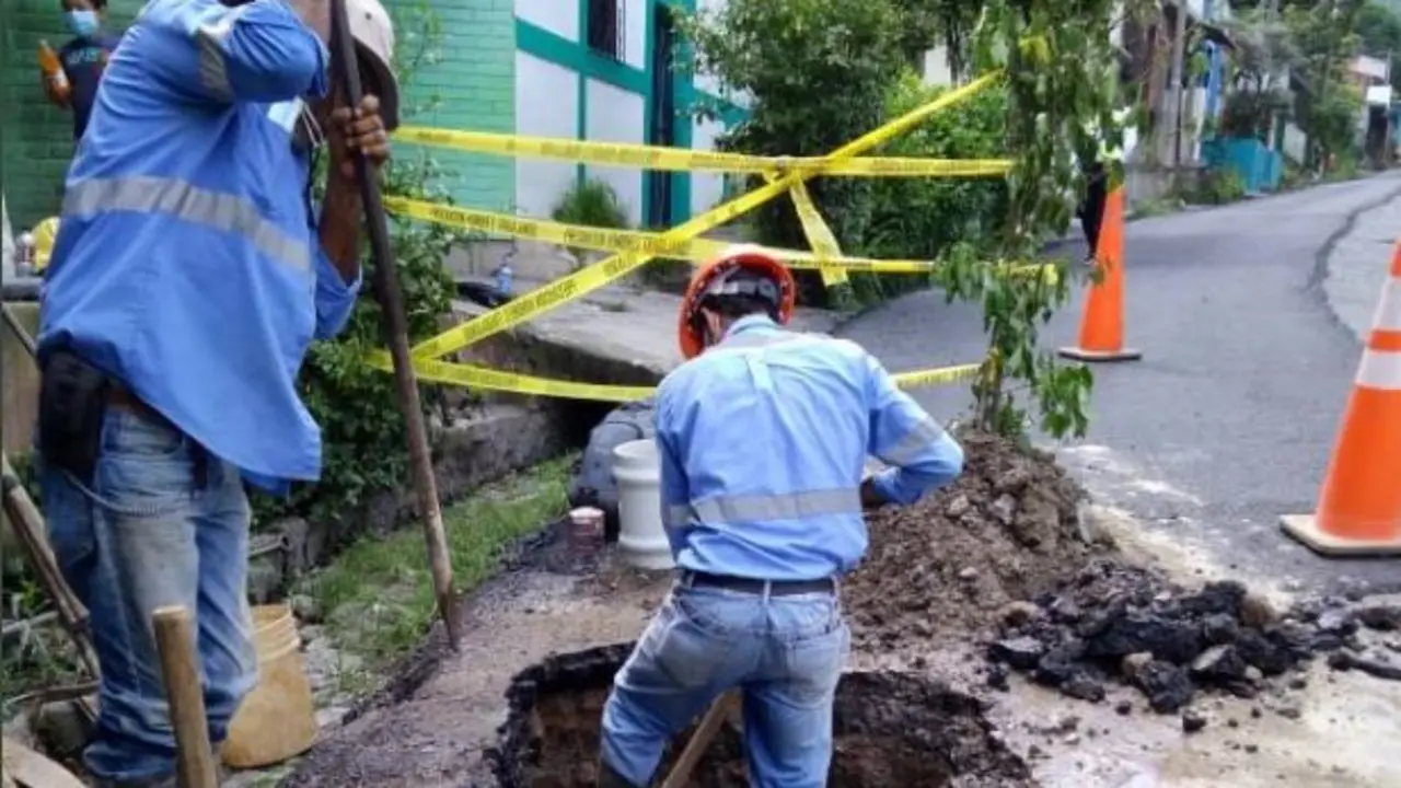 Cinco colonias afectadas por derrame de agua
