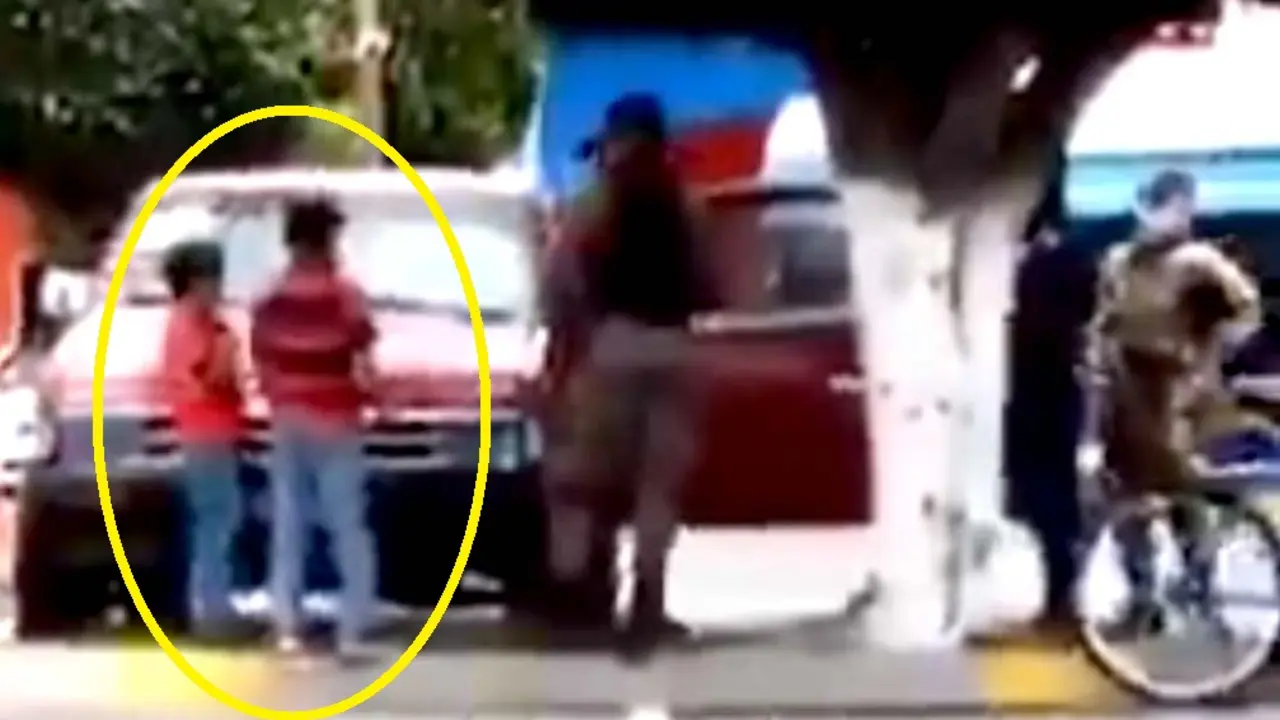 Ni&ntilde;os abandonados en carro en centro comercial de Santa Tecla Imagen tomada de Noticias Independiente