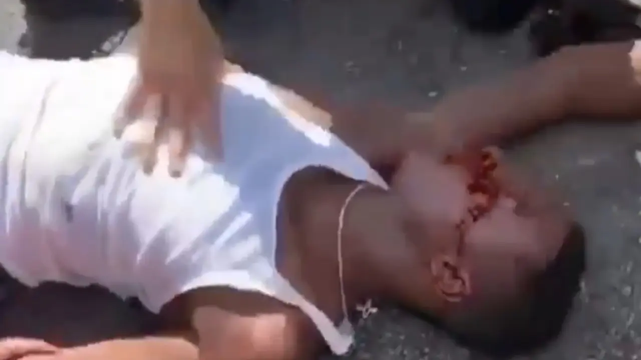 Negro golpeado por polic&iacute;as