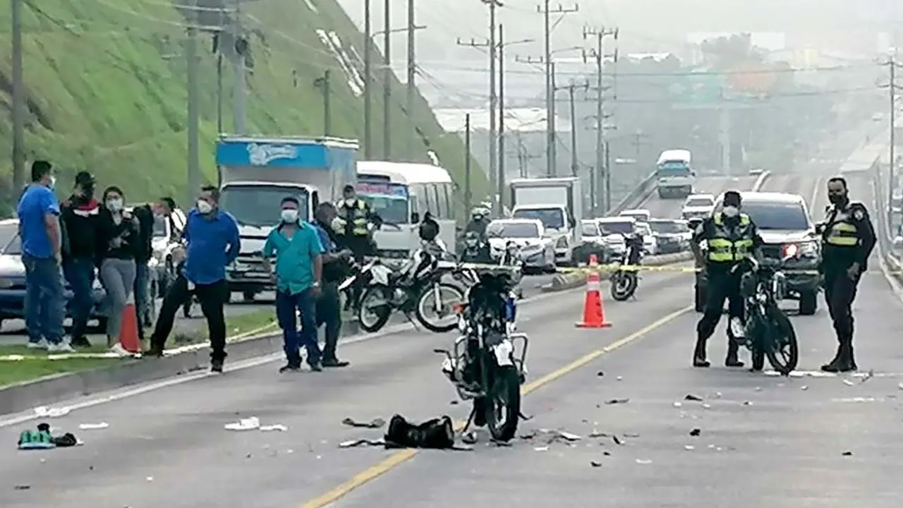 Motociclistas se accidentan en carril del Sitramss Foto tomada de YSKL