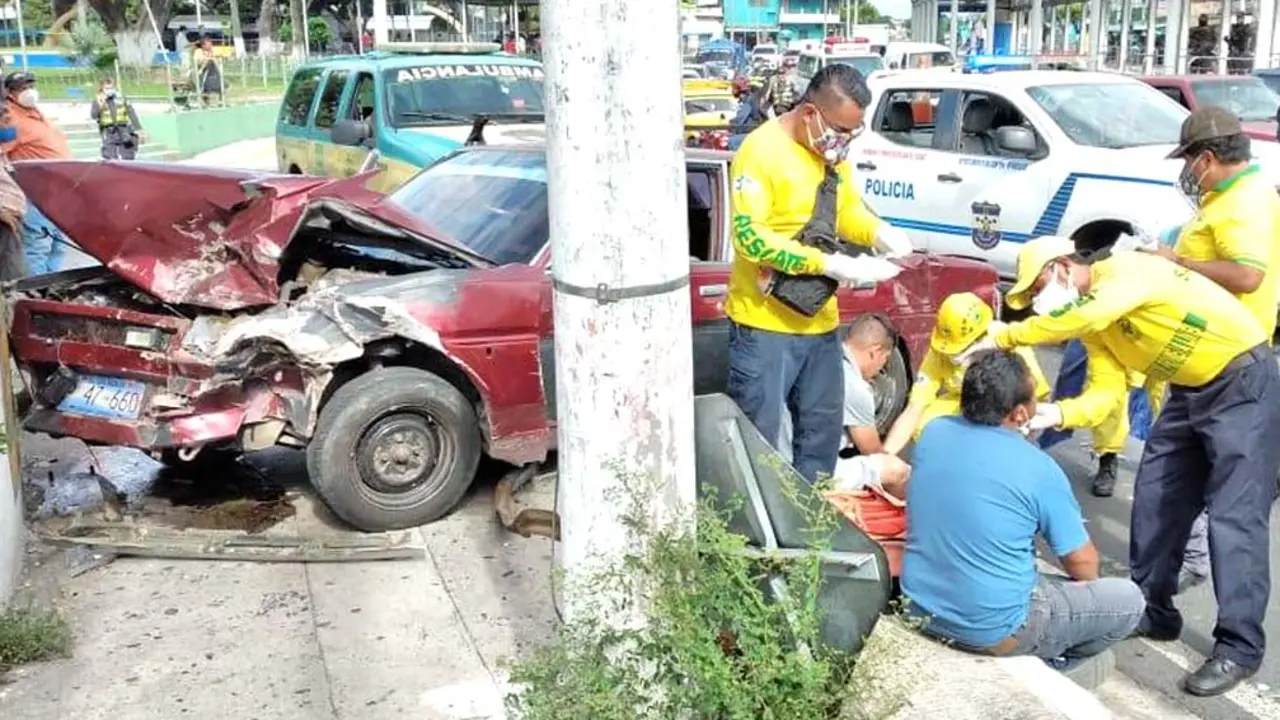 Seis lesionados en accidente Foto tomada de Comandos de Salvamento 2