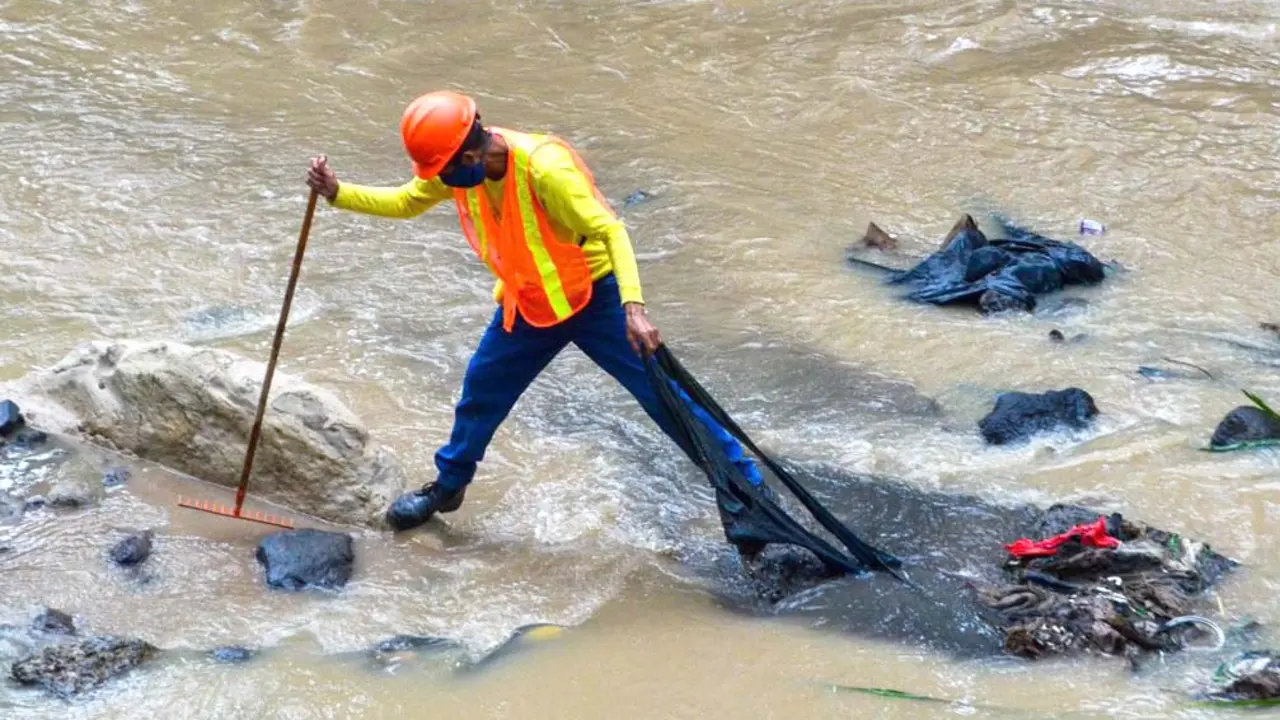 Realizan limpieza en quebrada El Garrobo de San Salvador Fotos Secretar&iacute;a de Prensa de la Presidencia 1