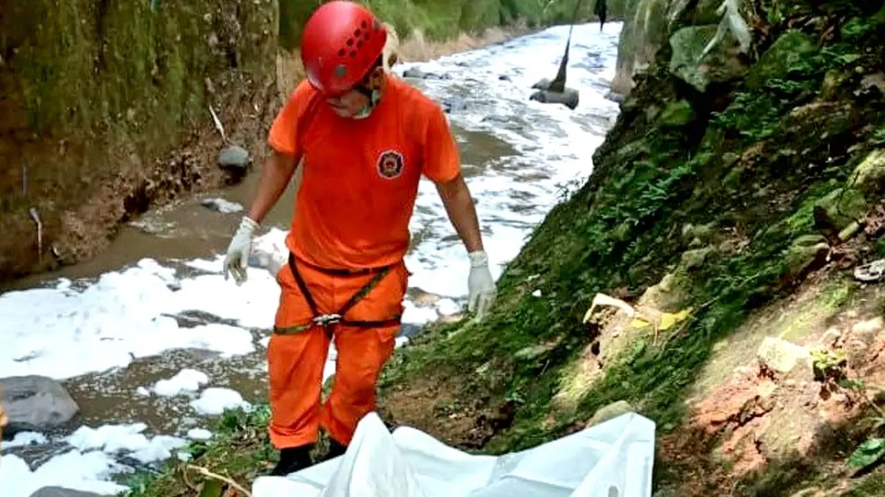 Recuperan un cad&aacute;ver del r&iacute;o Acelhuate Foto tomada de Bomberos 1