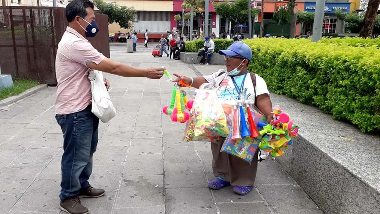 Jos&eacute; el comerciante de poco mas de un metro de estatura Foto El Salvador Times Mauricio Pineda OK2