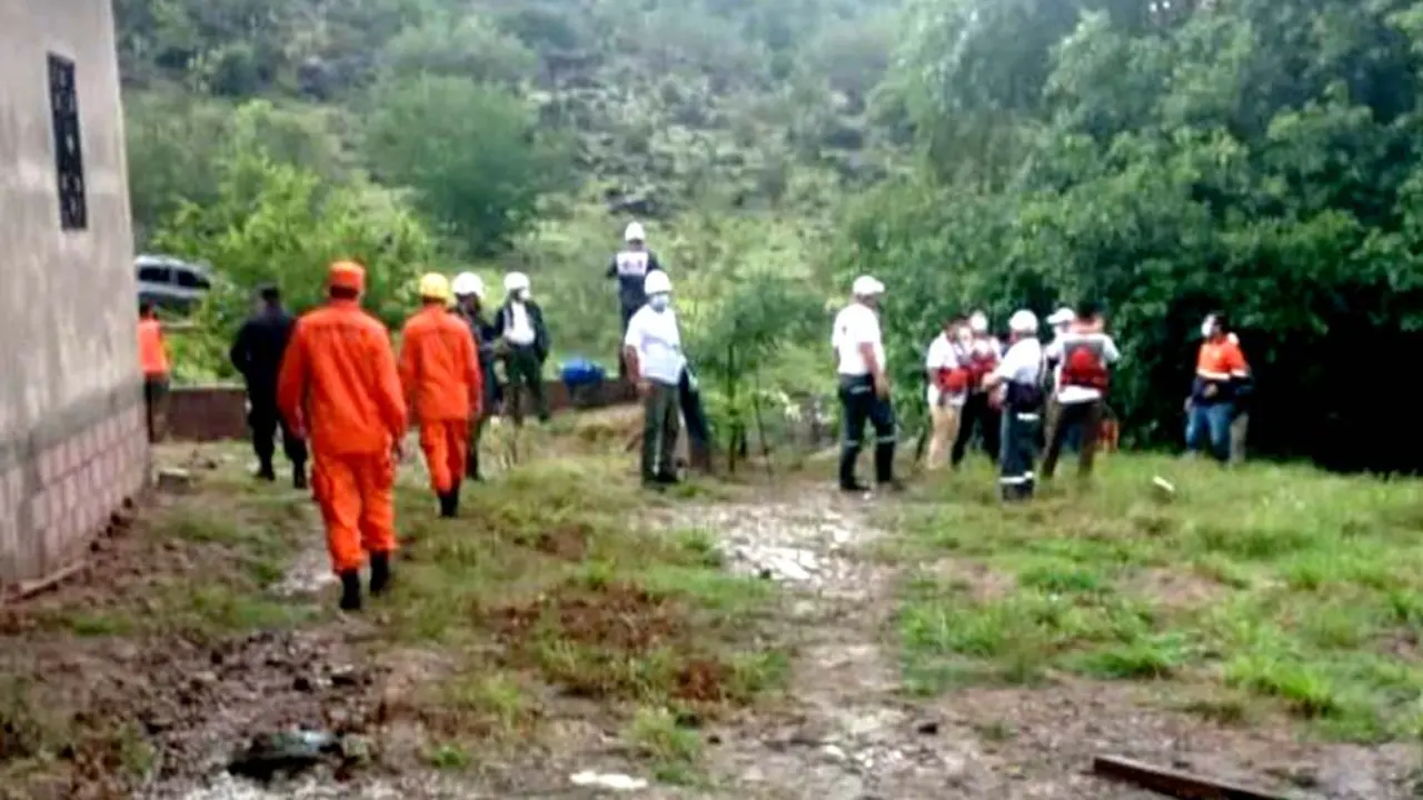 Familia es arrastrada por un r&iacute;o en San Miguel Foto tomada de Protecci&oacute;n Civil 1