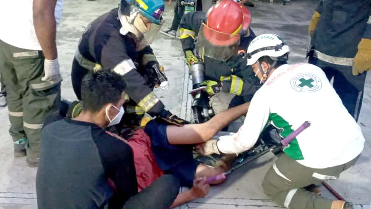 Joven en bicicleta se accidenta y se clava un tubo en su pierna en Santa Ana Foto tomada de Bomberos