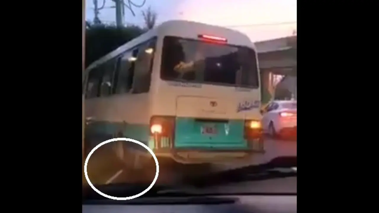 Microbusero en bulevar del Ej&eacute;rcito