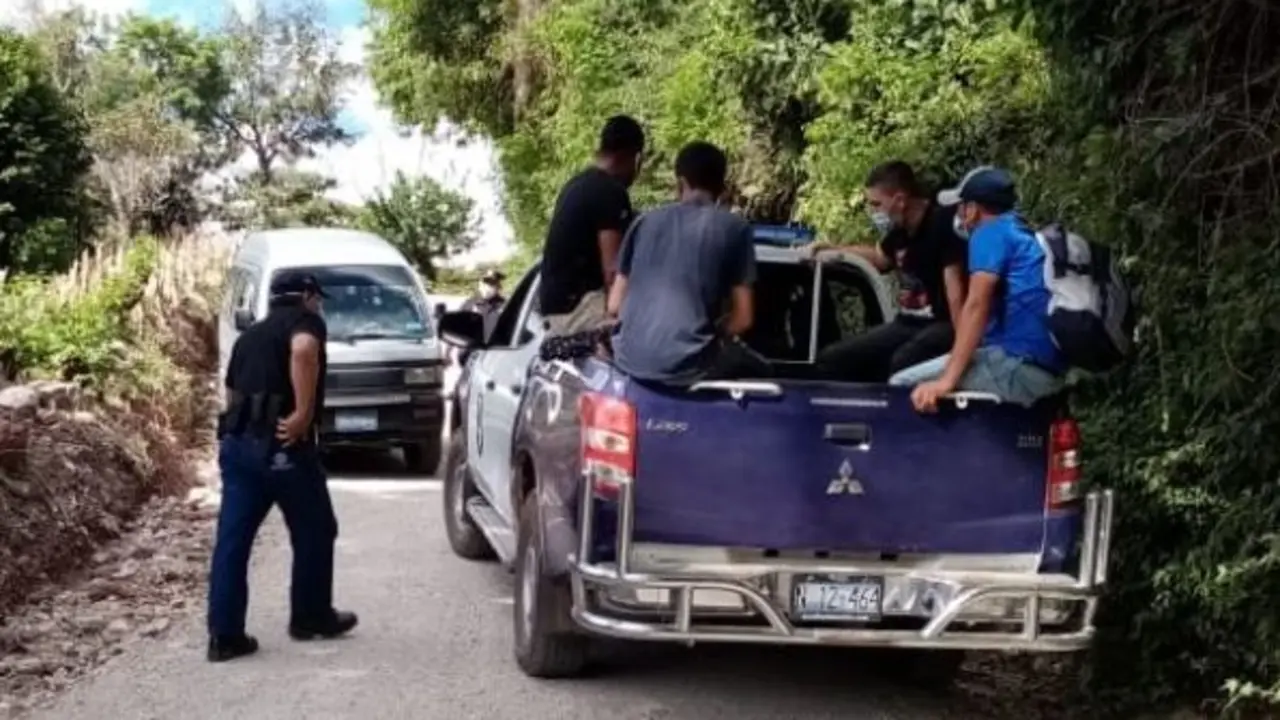 Coyote con tres personas